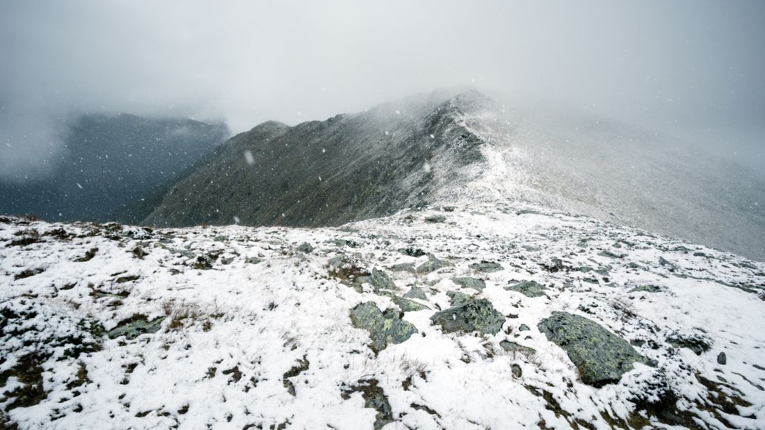 Between the summits of Piscanu and Bătrâna.