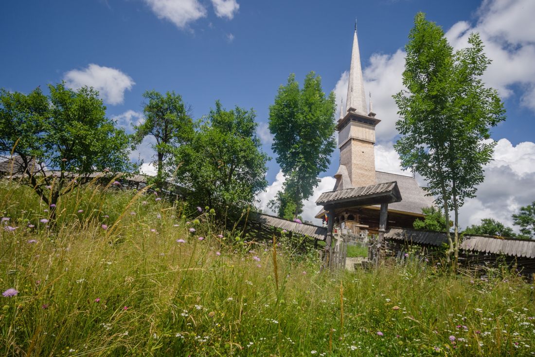 Kostelík v osadě Plopiș.