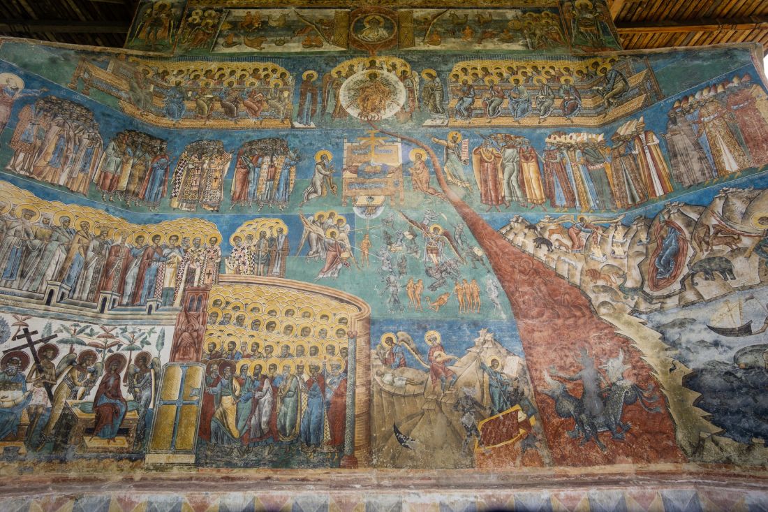 Voroneț - západní fasáda a freska posledního soudu.