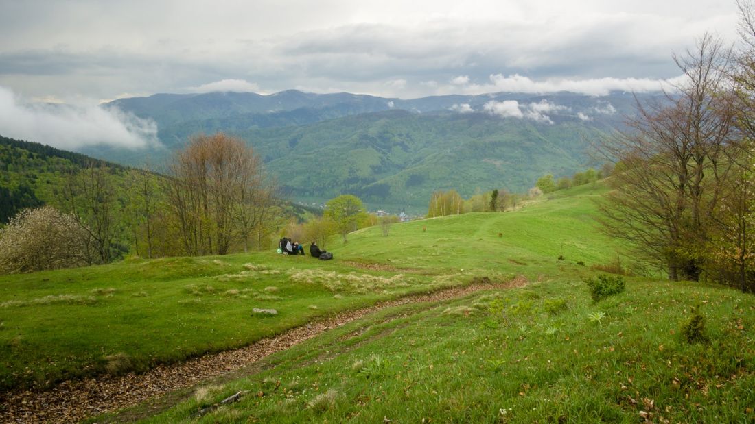 Resting pause with view towards village of Kvasy.