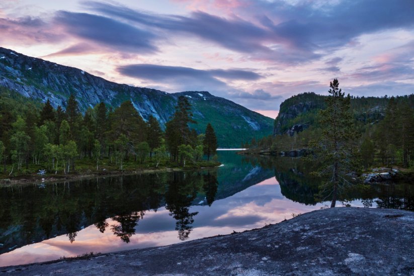 Půlnoční slunce na Storskogvatnet