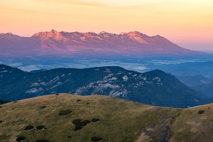 Hořící věže na horizontu