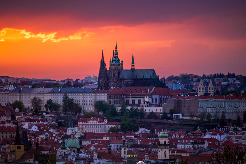 Barevný soumrak nad Prahou