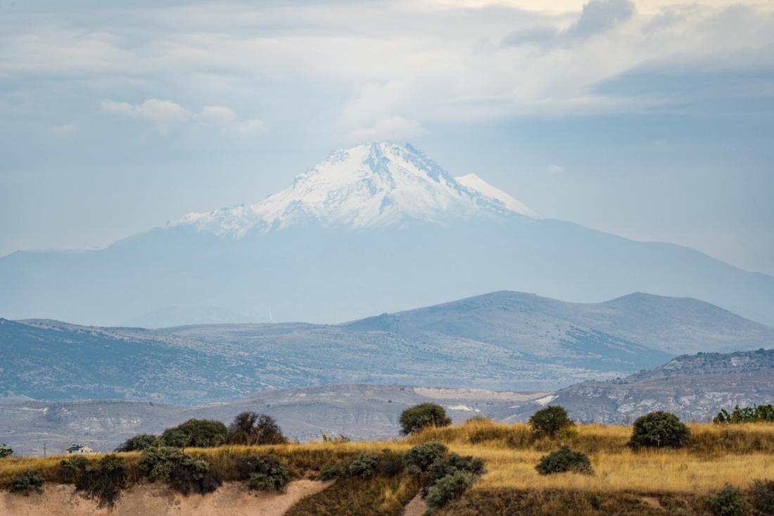 Sopka Erciyes Dağı na obzoru.