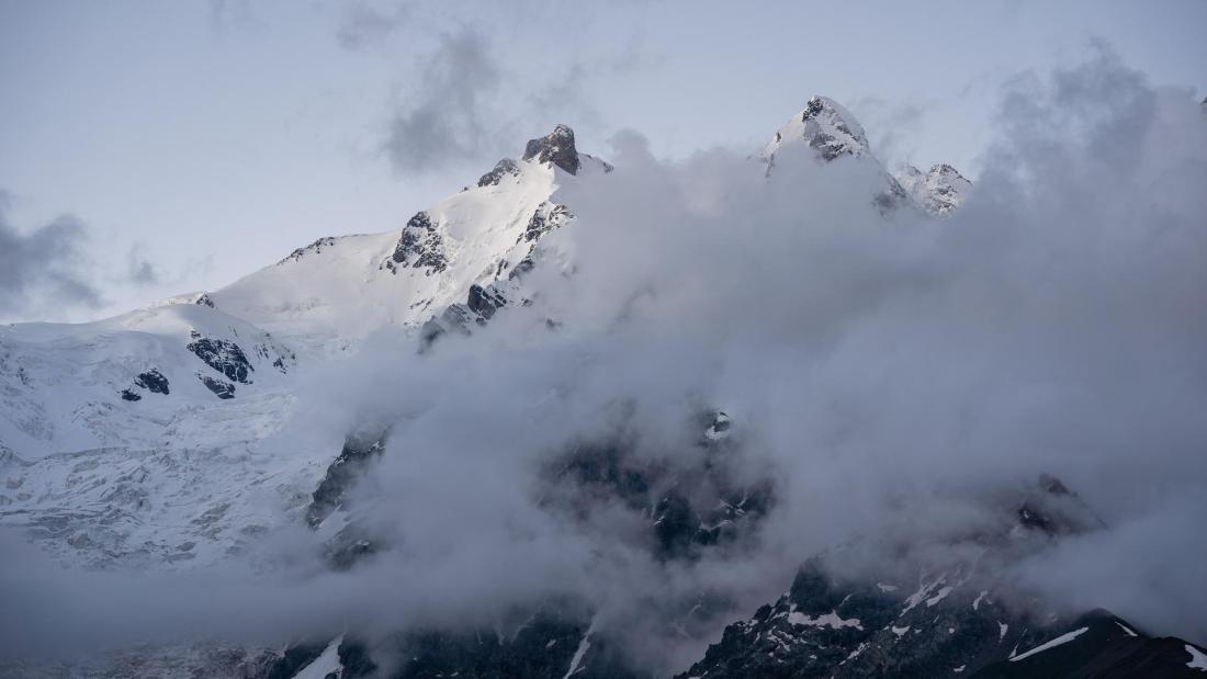 Katyntayu a Lakuca-Laartkol vystupující z mraků.