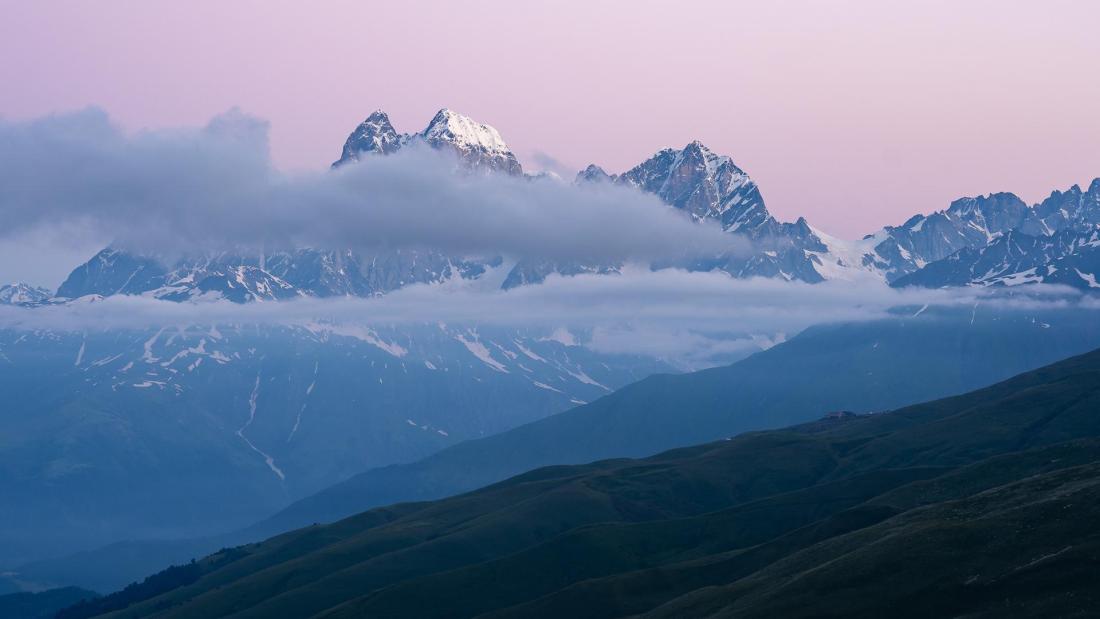 Dvourohá Ušba s ranními červánky.