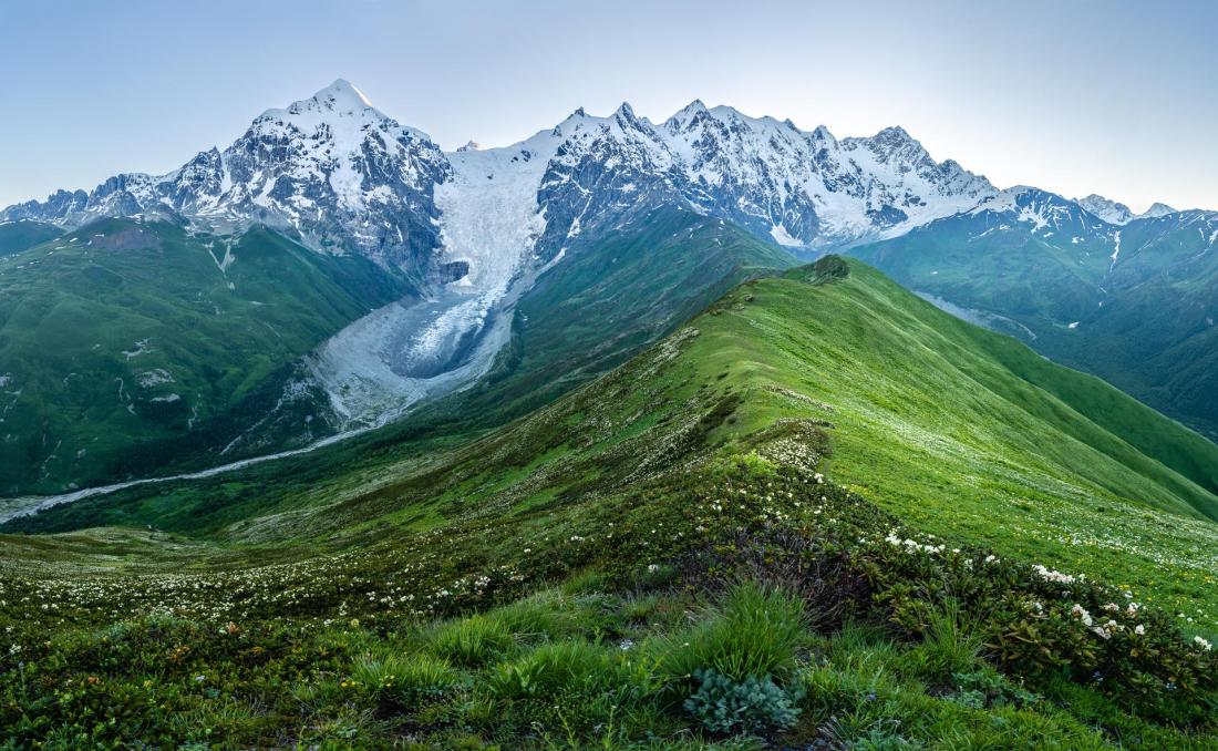 Ledové ráno v místě bivaku. Zcela vlevo na obzoru špičatá Ušba, dále výrazný Tetnuld. Ledovcový splaz Adiši, nad ním vystupuje vrcholek Gistola. Katyntayu a Lakuca-Laartkol, od nich vpravo masiv Džangi (Západní, Hlavní a Východní). Výrazný vrchol vpravo je Šchara, nejvyšší hora Gruzie.
