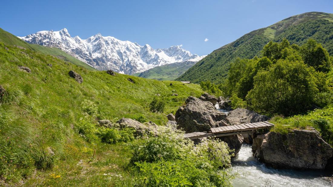 Most v údolí před výstupem na Lagem pass.