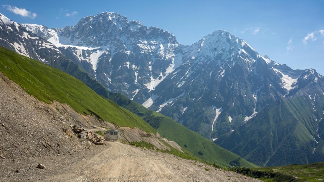 Prudké klesání z průsmyku Zagaro.