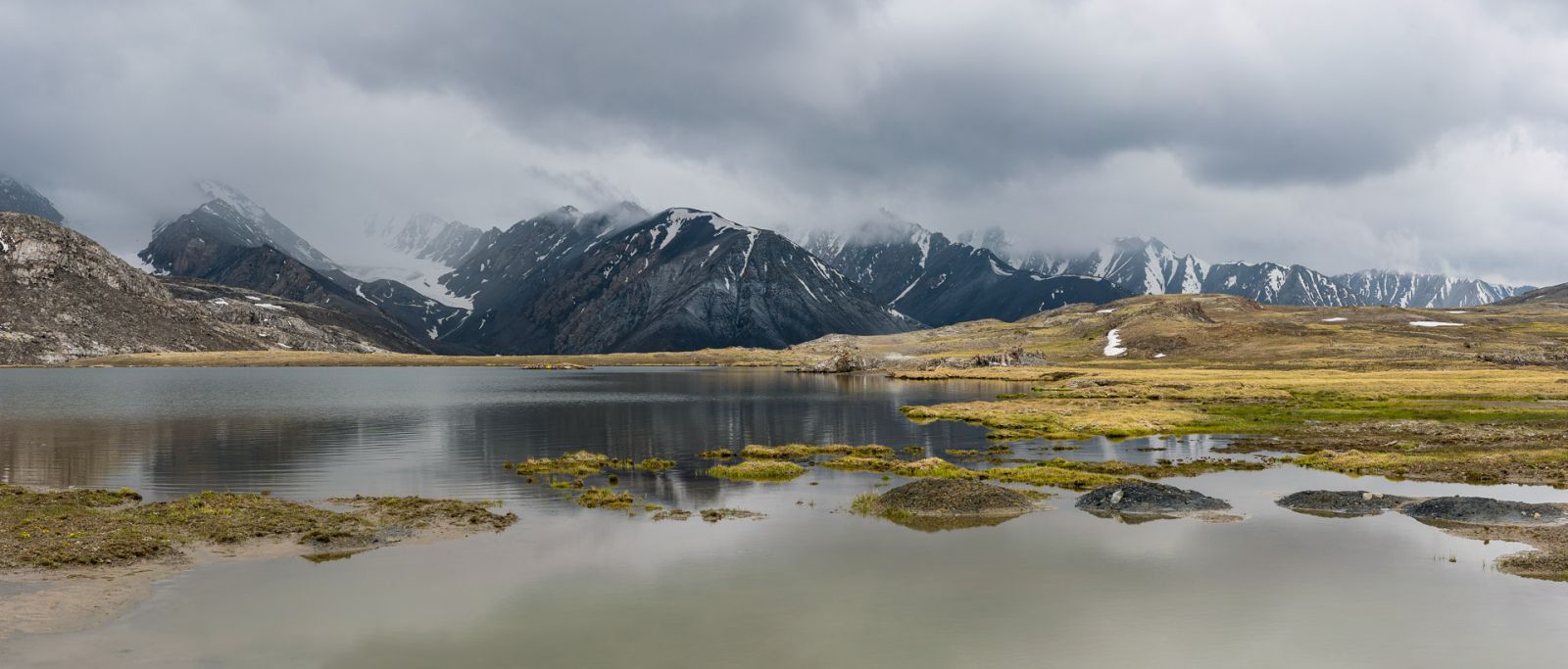 Jezero Arabel a přicházející bouře.