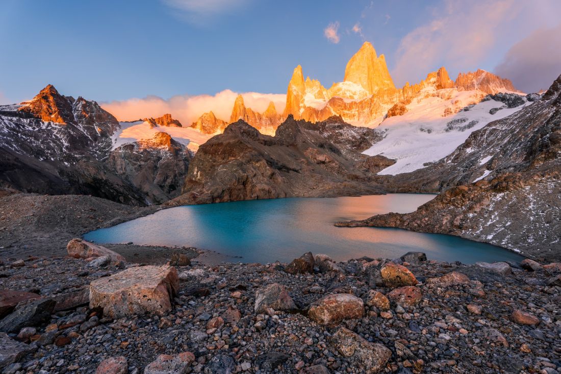 Exploze barev po východu slunce. Od vodní hladiny k vrcholu Fitz Roy jsou to dva výškové kilometry.