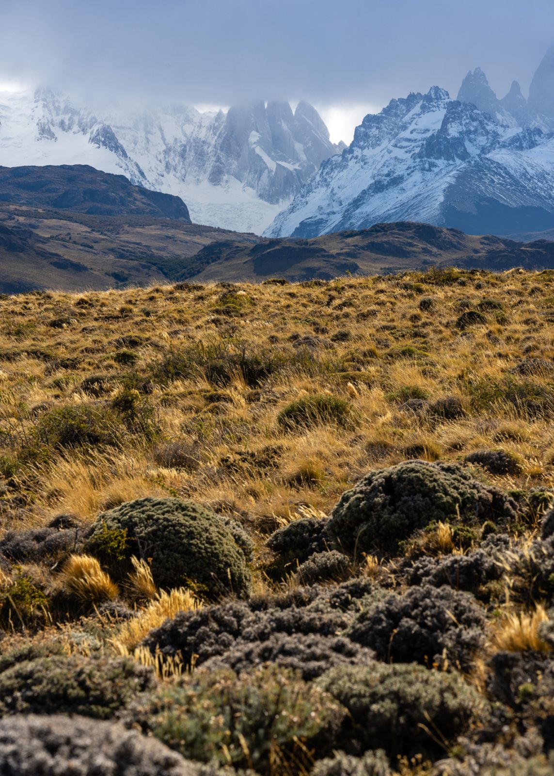 Cerro Torre se špičkou ukrytou v mracích.