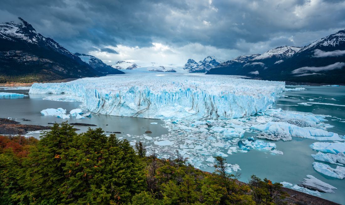 Čelní stěna ledovce Perito Moreno dosahující výšky 70m nad hladinou jezera Argentino.