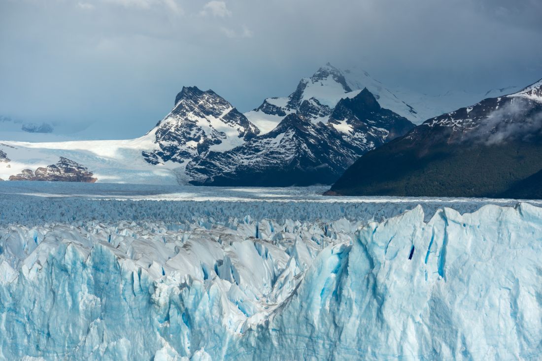 Cerro Dos Picos vypínající se nad ledovcem.