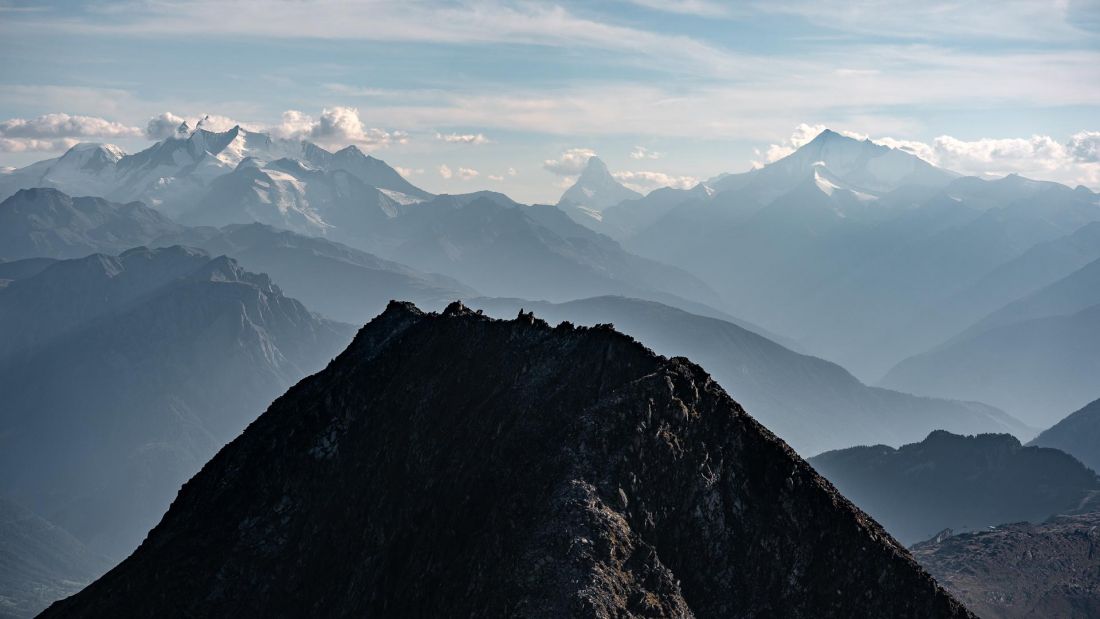 Dom, Matterhorn a Weisshorn přes hřeben Bettmergrat.